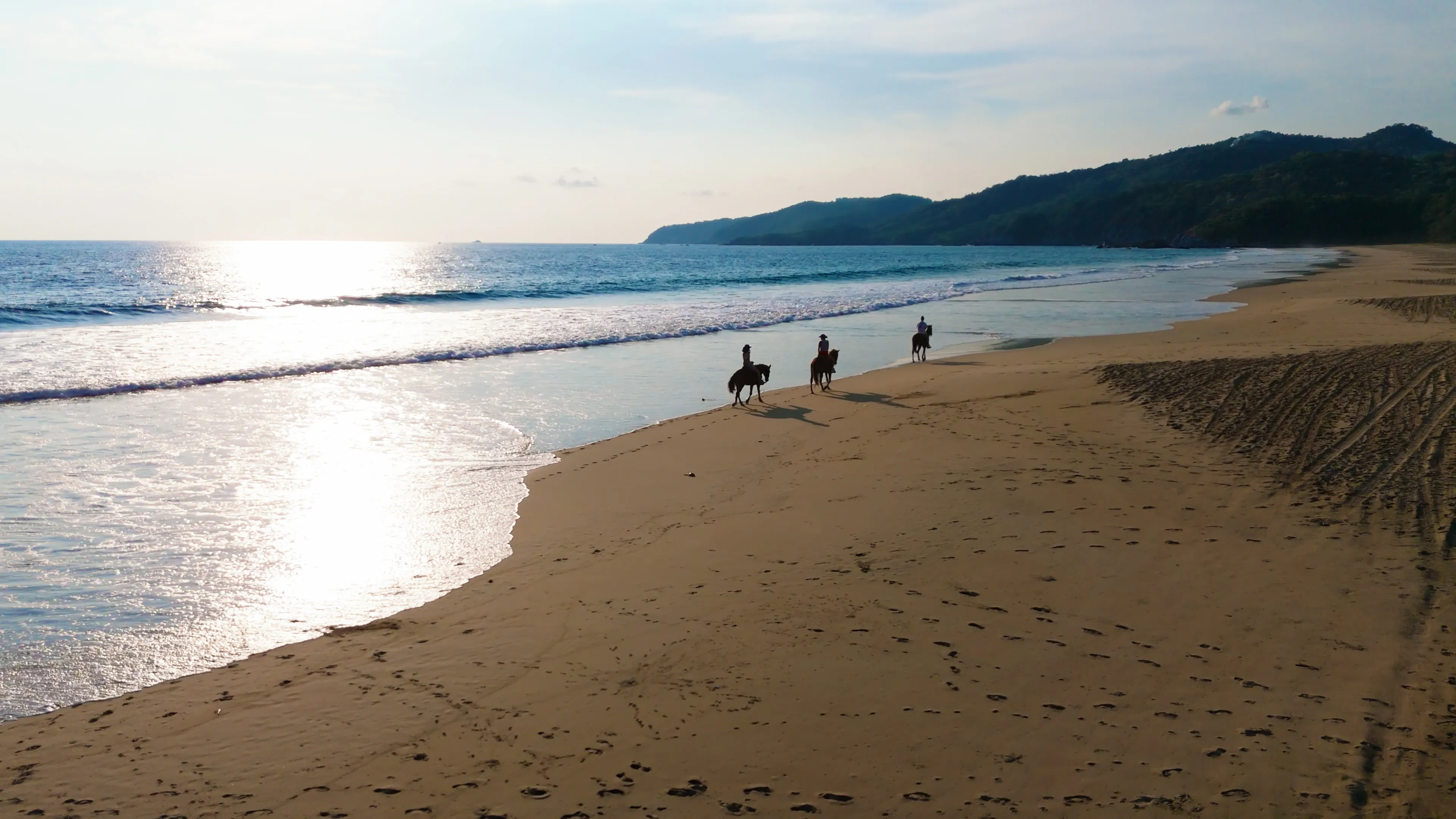 Cabalgata por Playa Larga al atardecer