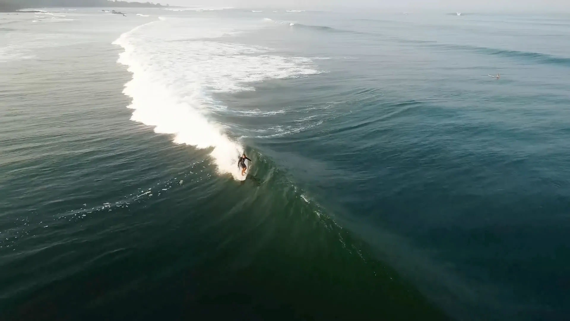 Surf en la costa del Pacífico cerca de Zihuatanejo